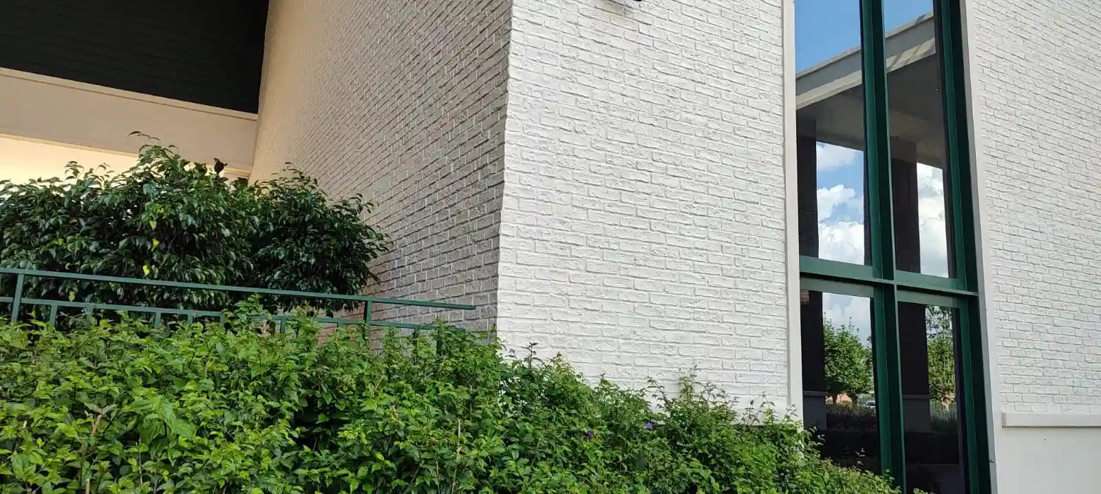 Revestimento Tijolo Branco em área externa com vegetação